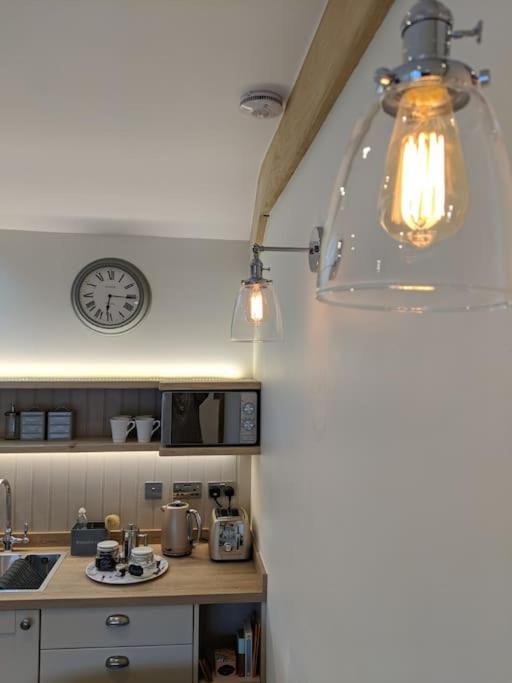 Barley - Cosy Stylish Apartment - Easy Access To Bath And Many Nearby Attractions Box  Exterior photo