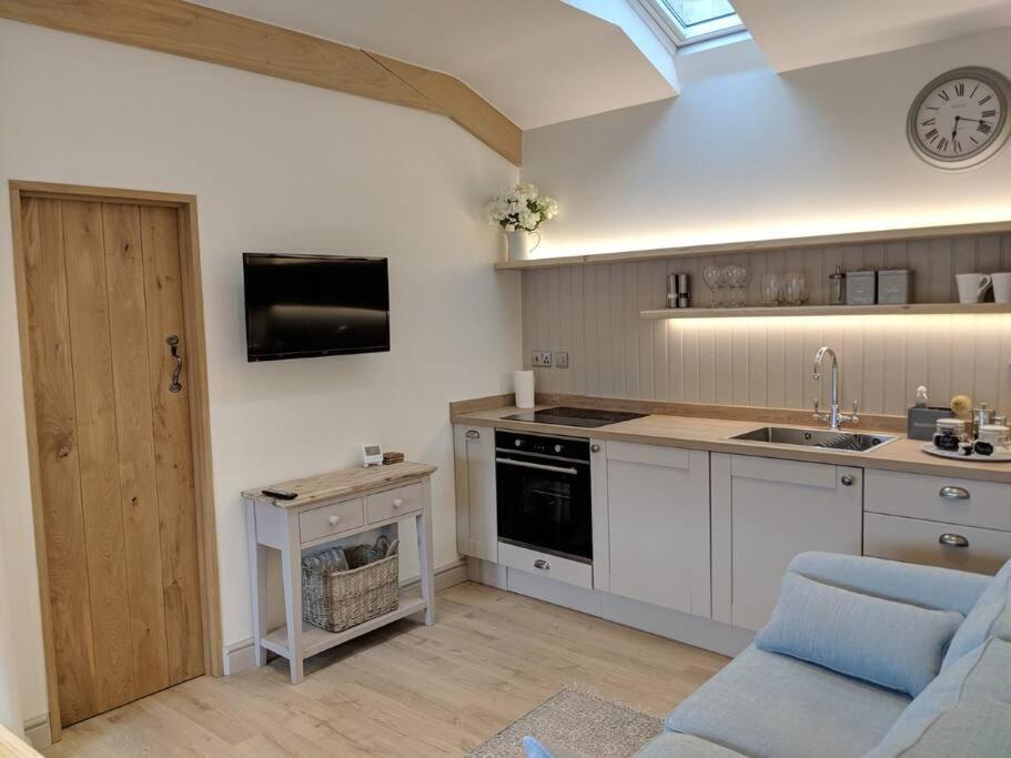 Barley - Cosy Stylish Apartment - Easy Access To Bath And Many Nearby Attractions Box  Exterior photo